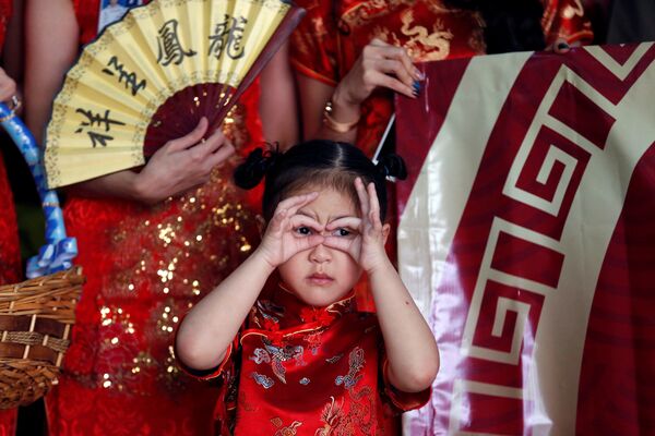 Тайская девочка во время приветствия китайских туристов в честь Нового года по лунному календарю в аэропорту Донмыанг в Бангкоке, Таиланд - Sputnik Mundo