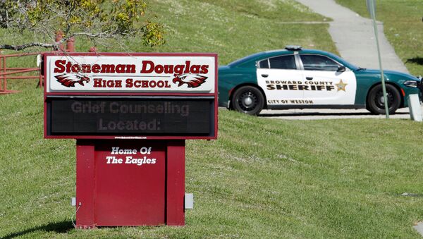 Policía cerca de la escuela secundaria Stoneman Douglas del estado de Florida, EEUU - Sputnik Mundo