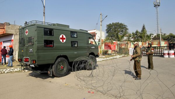 Ambulancia llega a un campamento militar indio en el estado de Jammu y Cachemira - Sputnik Mundo
