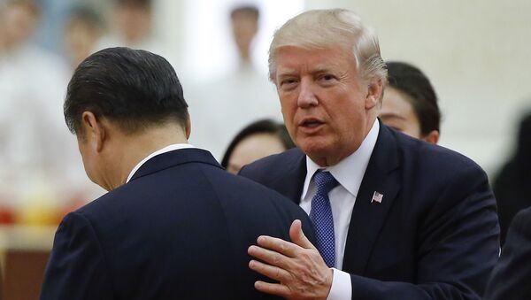 Donald Trump, presidente de EEUU, y Xi Jinping, líder chino, en Pekín - Sputnik Mundo