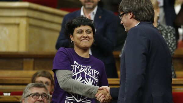 La exdiputada catalana Anna Gabriel y el presidente del gobierno catalán cesado, Carles Puigdemont (archivo) - Sputnik Mundo