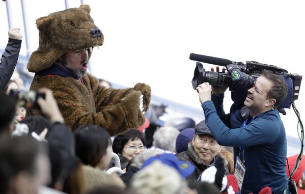 Entre vikingos y Papás Noel: así animan a sus equipos los hinchas de los JJOO de Pyeongchang - Sputnik Mundo