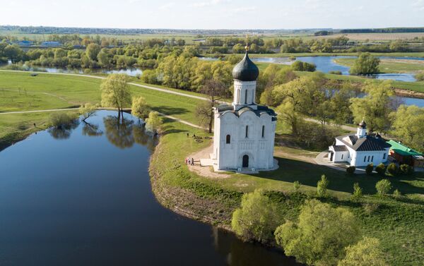 La Iglesia de la Intercesión de la Santísima Virgen en el río Nerl, en la región rusa de Vladímir - Sputnik Mundo