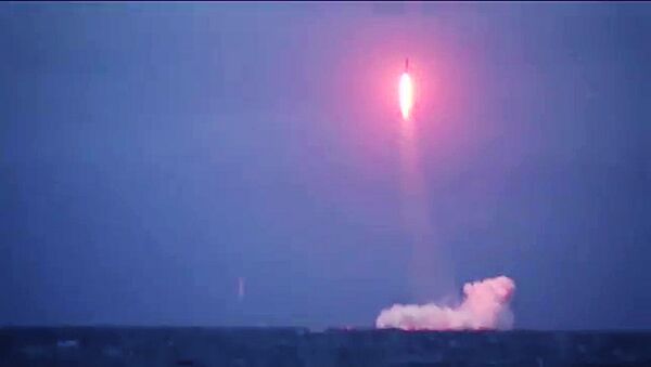 El lanzamiento del misil intercontinental ruso Sineva por el submarino Verjoturie (archivo, 2015) - Sputnik Mundo