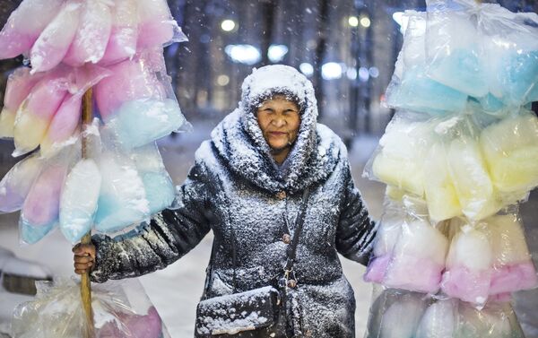 Tabyldy Kadyrbekov, Kirguistán. La vendedora de algodón de azúcar - Sputnik Mundo