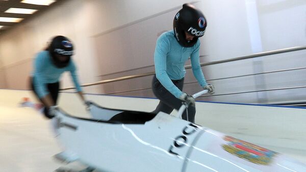 La deportista rusa de bobsleigh Nadezhda Serguéieva (dcha) - Sputnik Mundo