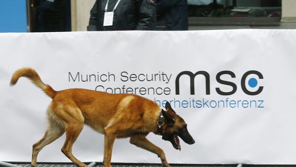 El perro policiaco cerca del logo de la Conferencia de Seguridad de Múnich - Sputnik Mundo