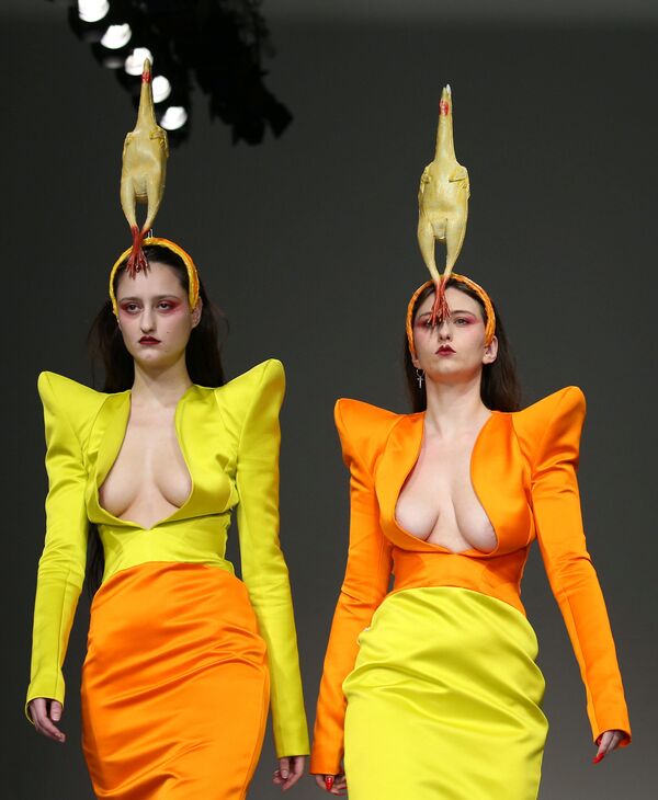 ¿Arte o delirio? Los modelos más deslumbrantes de la Semana de la Moda de Londres - Sputnik Mundo