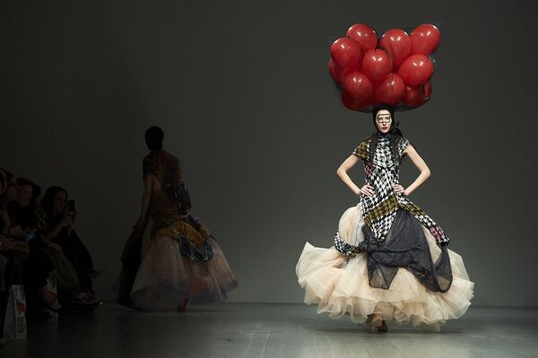 ¿Arte o delirio? Los modelos más deslumbrantes de la Semana de la Moda de Londres - Sputnik Mundo