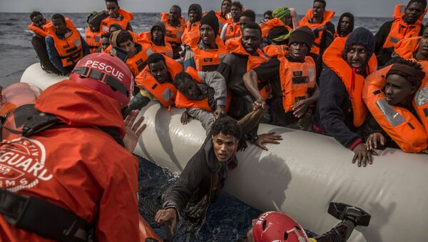Trabajadores de Proactiva Open Arms salvando inmigrantes en las costas de Libia (archivo) - Sputnik Mundo
