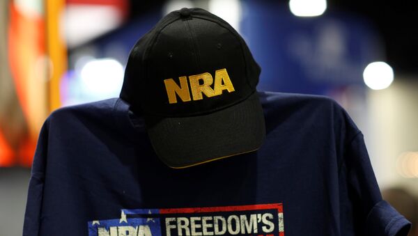 Una gorra y una camisa en el stand de la Asociación Nacional del Rifle (NRA) - Sputnik Mundo