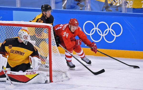 La selección rusa de hockey sobre el hielo durante el partido con Alemania - Sputnik Mundo