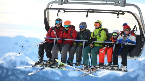 Los turistas en una estación de esquí - Sputnik Mundo
