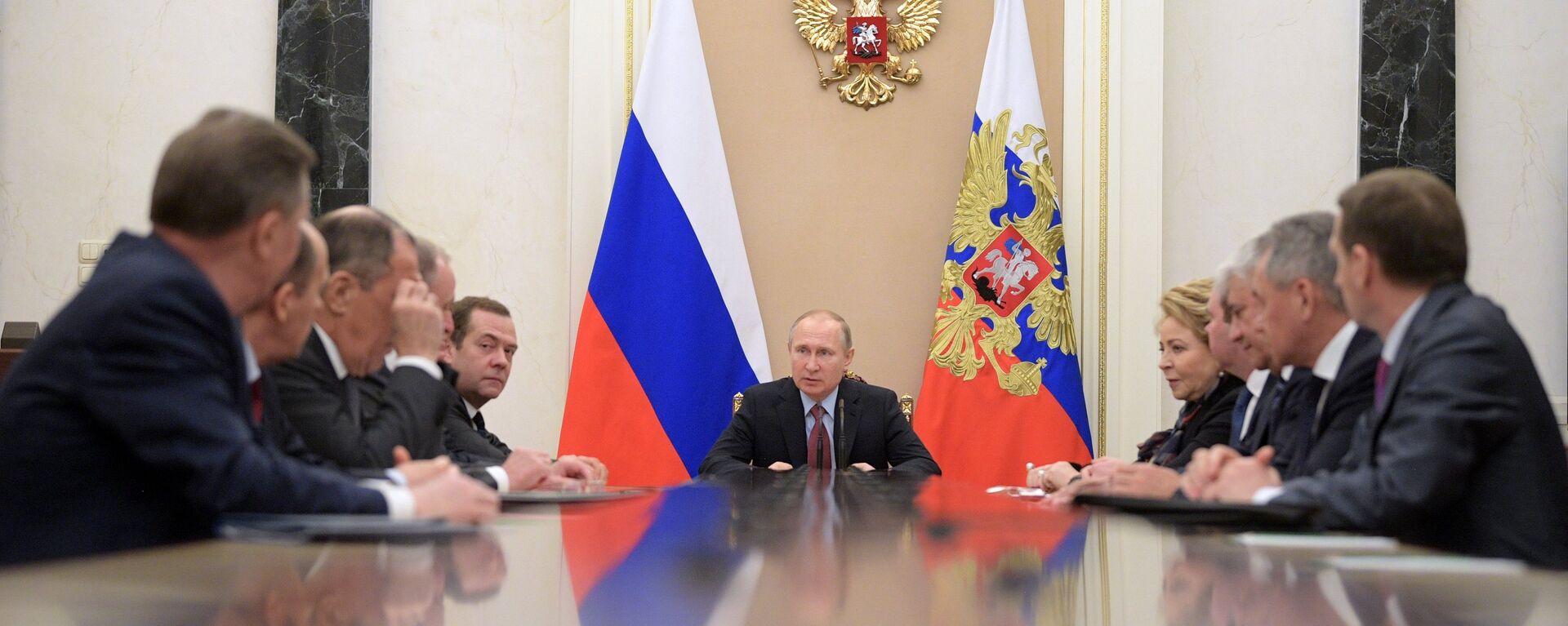 El presidente ruso Vladímir Putin con los miembros permanentes del Consejo de Seguridad de Rusia (archivo) - Sputnik Mundo, 1920, 02.03.2022