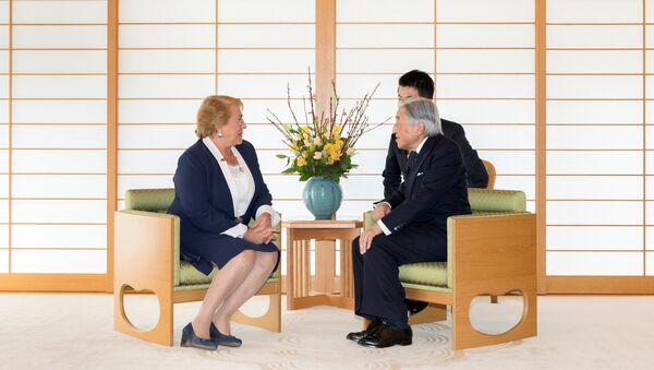La presidenta de Chile, Michelle Bachelet, y el emperador de Japón, Akihito - Sputnik Mundo