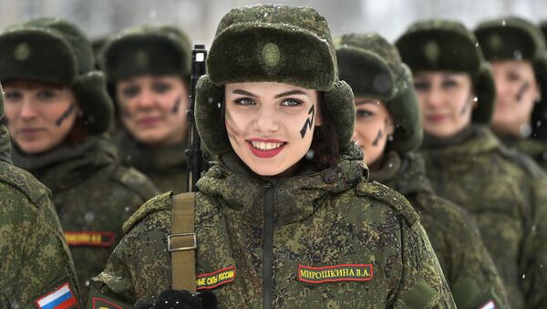El concurso de maquillaje para camuflaje entre las soldadas rusas (2017) - Sputnik Mundo