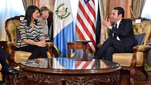 Nikki Haley, embajadora de EEUU ante la ONU y Jimmy Morales, presidente de Guatemala - Sputnik Mundo