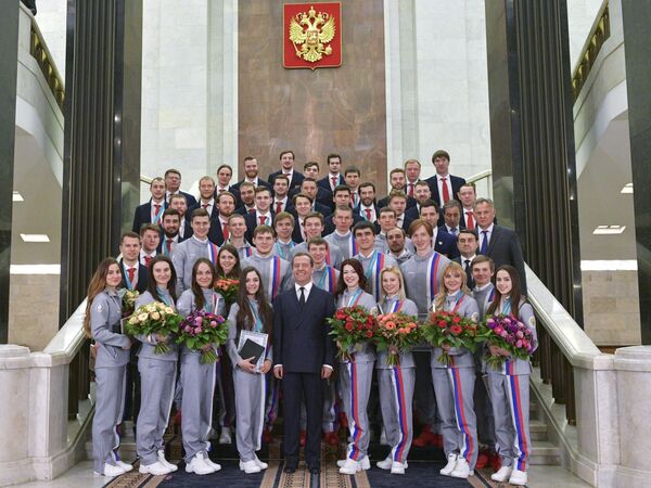 Las autoridades rusas rinden homenaje a los medallistas de los JJOO 2018 - Sputnik Mundo