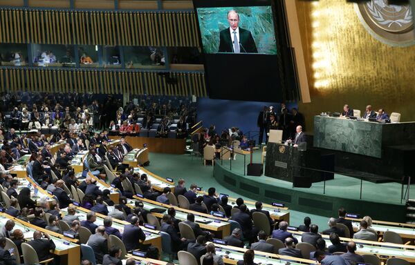 Vladímir Putin interviene en la sesión plenaria de la 70 cumbre de la Asamblea General de la ONU en Nueva York, EEUU - Sputnik Mundo