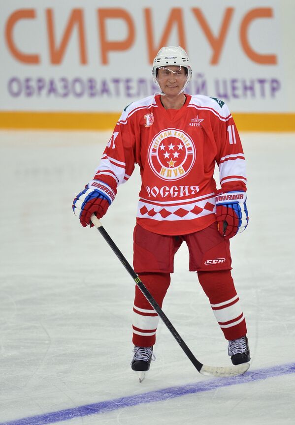 El presidente ruso como jugador del equipo Leyendas del hockey, durante un partido con los estudiantes del centro educativo para niños superdotados Sirius, en Sochi - Sputnik Mundo