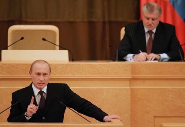 El presidente de Rusia, Vladímir Putin, y el presidente del Consejo de la Federación, Serguéi Mironov, durante el discurso anual del presidente ante la Asamblea Federal en el Salón de Mármol del Kremlin - Sputnik Mundo