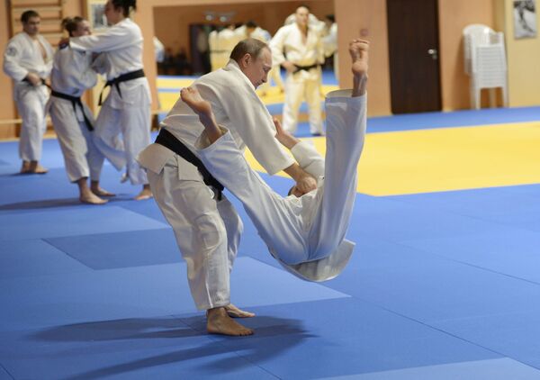 Vladímir Putin en una sesión de entrenamiento con miembros del equipo nacional ruso de judo. - Sputnik Mundo
