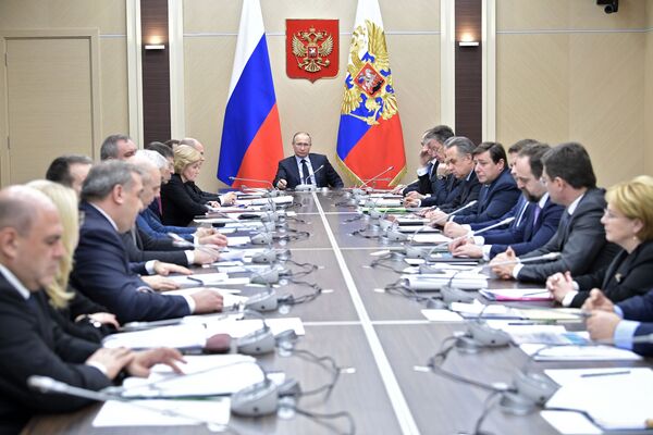 El presidente de Rusia, Vladímir Putin, mantiene una reunión con los miembros del Gobierno ruso - Sputnik Mundo