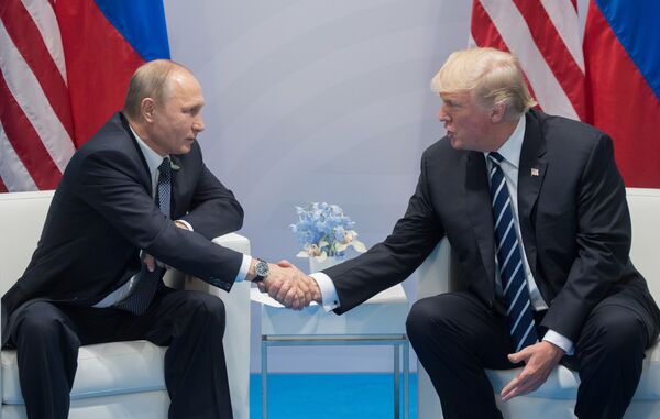 El presidente de Rusia, Vladímir Putin, y el presidente de EEUU, Donald Trump, conversan durante la cumbre de los líderes del G20 en Hamburgo - Sputnik Mundo