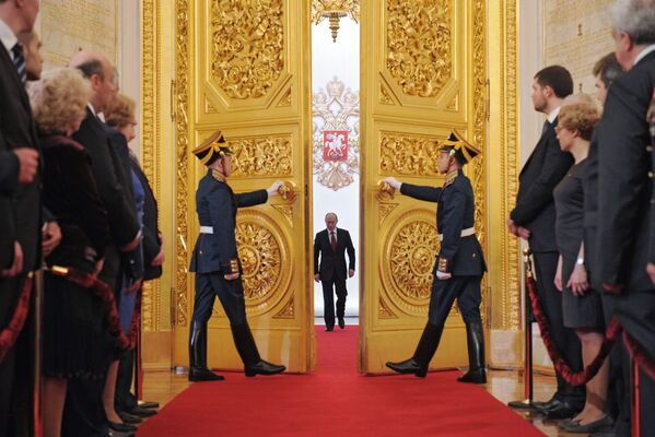 El entonces presidente electo Vladímir Putin entra en la sala de San Andrés del Gran Palacio del Kremlin durante la ceremonia de toma de posesión - Sputnik Mundo