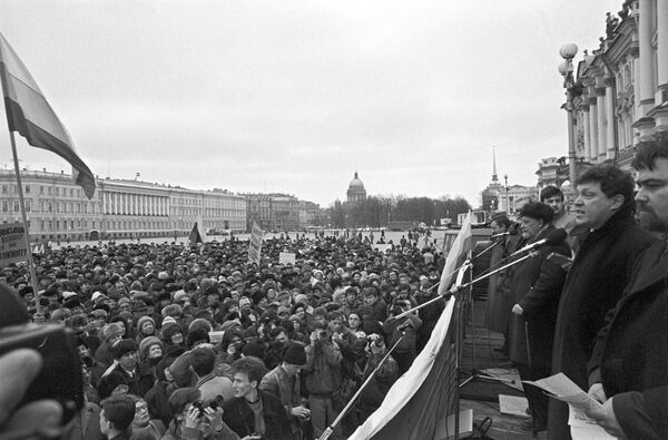 Grigori Yavlinski durante una manifestación contra las operaciones militares en Chechenia - Sputnik Mundo