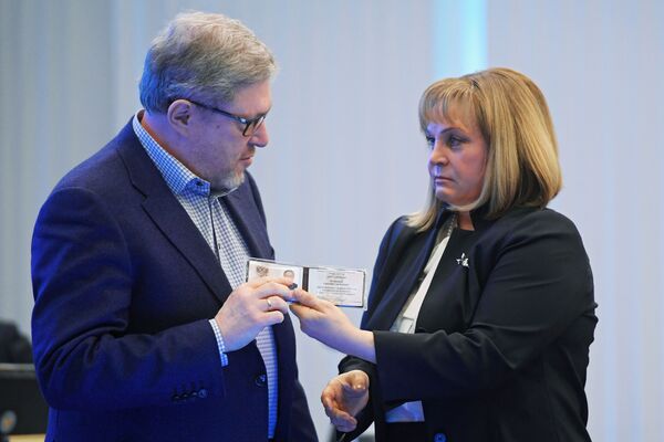 La presidenta de la Comisión Electoral Central de Rusia entrega el certificado de candidato a Grigori Yavlinski - Sputnik Mundo