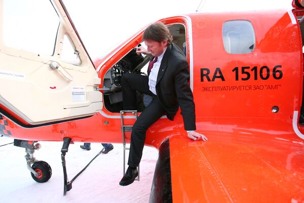 El líder del partido Causa Justa, Borís Titov, examina la cabina del primer taxi aéreo - Sputnik Mundo
