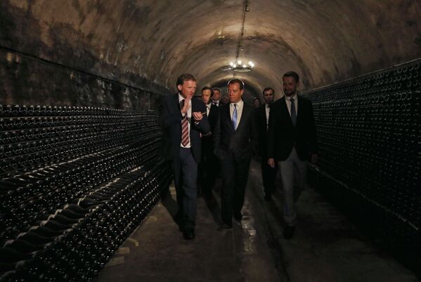 El primer ministro ruso, Dmitri Medvédev, inspecciona las bodegas de la compañía rusa productora de vino y champaña Abrau-Durso - Sputnik Mundo