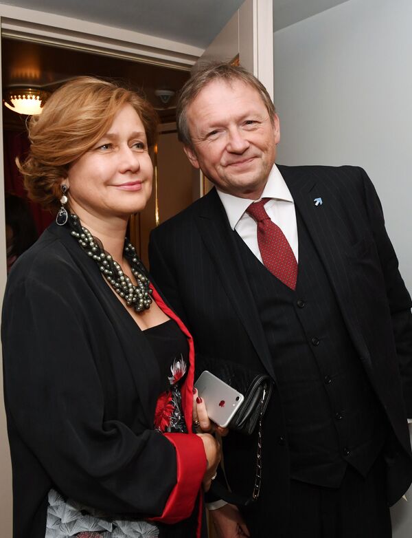 El líder del Partido del Crecimiento y Defensor del Empresariado ruso, Borís Titov, con su esposa Elena en el teatro Bolshói - Sputnik Mundo