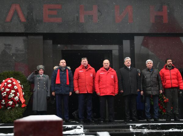 El presidente del Comité sobre Asuntos Agrarios de la Duma Estatal, el candidato presidencial Pável Grudinin y el líder del Partido Comunista, Guennadi Ziugánov, frente al Mausoleo de Lenin, en la Plaza Roja - Sputnik Mundo