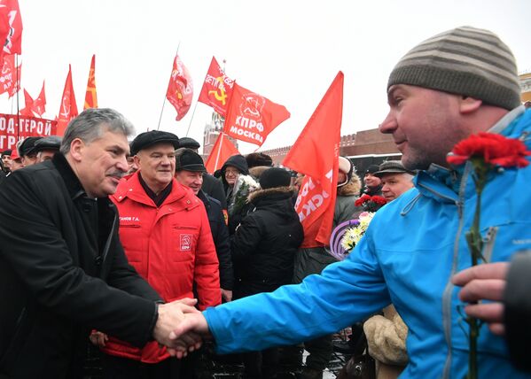 El candidato presidencial Pável Grudinin y el líder del partido KPRF, Guennadi Ziugánov, en la ceremonia de ofrenda floral por el 94º aniversario de la muerte de Lenin, Plaza Roja - Sputnik Mundo
