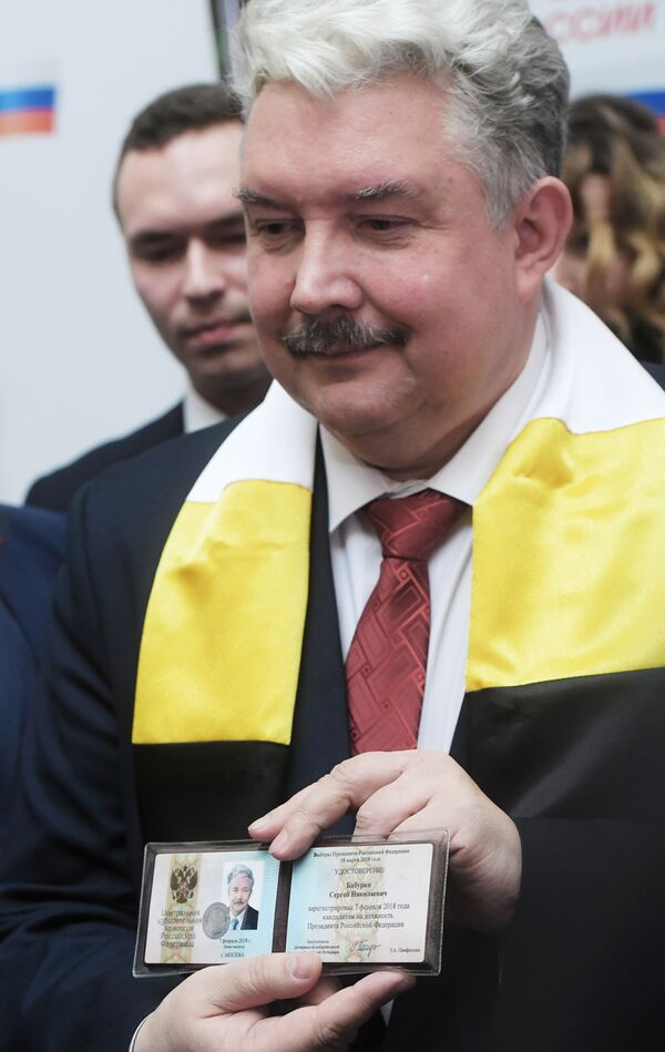 Serguéi Baburin muestra su certificado de registro como candidato presidencial de Rusia - Sputnik Mundo