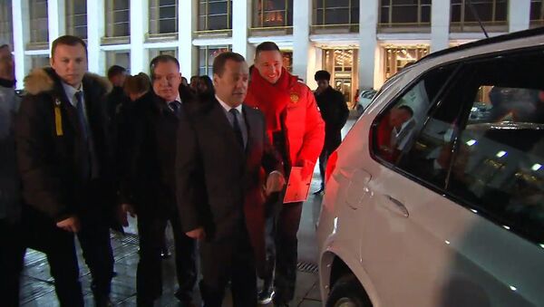 Medvédev entrega automóviles a los medallistas de los JJOO - Sputnik Mundo