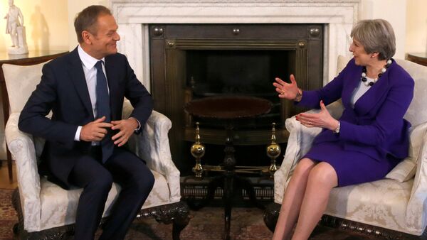 Theresa May, primera ministra del reino Unido, y Donald Tusk, presidente del Consejo Europeo - Sputnik Mundo