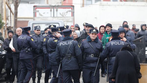Policía de Azerbaiyán en el lugar del incendio en un narcológico en Bakú - Sputnik Mundo