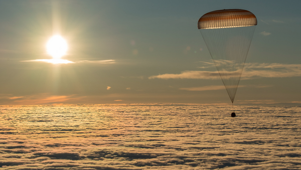  Спускаемая при помощи парашюта капсула космического корабля Союз МС-06 доставляет на Землю трех членов международного экипажа МКС - Sputnik Mundo