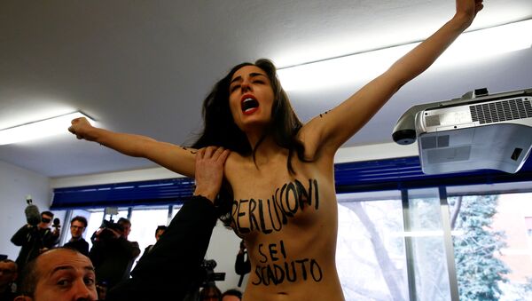 Una activista del movimiento Femen intenta sabotear el proceso de votación del político italiano Silvio Berlusconi, Mílano, Italia, 4 de marzo de 2018 - Sputnik Mundo