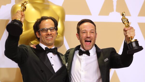 Dan Cogan y Bryan Fogel, cineastas norteamericanos durante la gala de los Oscar - Sputnik Mundo