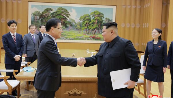 El representante de la delegación especial de Corea del Sur y el líder de Corea del Norte, Kim Jong-un - Sputnik Mundo
