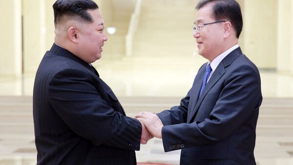 El principal asesor de seguridad del presidente surcoreano, Chung Eui-yong, y el líder de Corea del Norte, Kim Jong-un - Sputnik Mundo