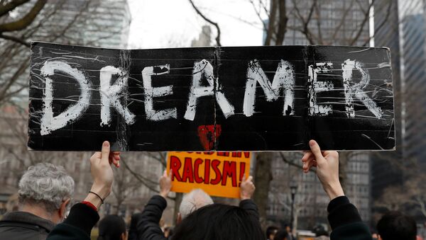 Una manifestante sostiene un cartel con la palabra soñador durante las protestas a favor de DACA en EEUU - Sputnik Mundo