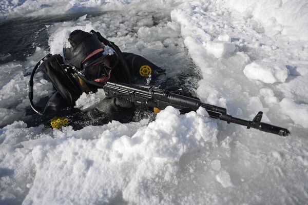 Bajo agua y hielo: así se entrenan los submarinistas de la Guardia Nacional de Rusia - Sputnik Mundo
