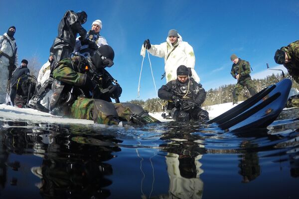 Bajo agua y hielo: así se entrenan los submarinistas de la Guardia Nacional de Rusia - Sputnik Mundo