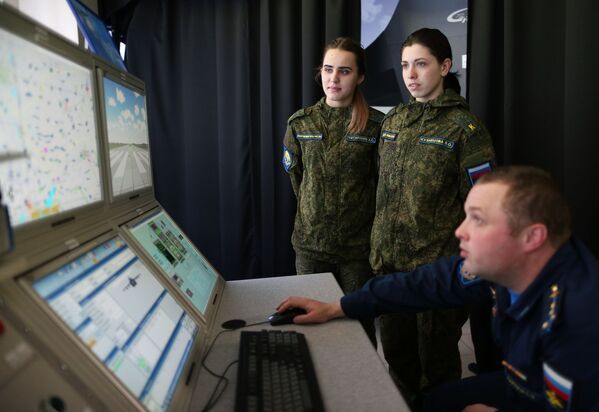 La élite de la élite: las primeras pilotos de la Escuela Superior de Aviación militar de Krasnodar - Sputnik Mundo