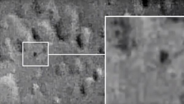 Un misterioso triángulo vuela sobre la superficie de la Luna y agita a los internautas - Sputnik Mundo